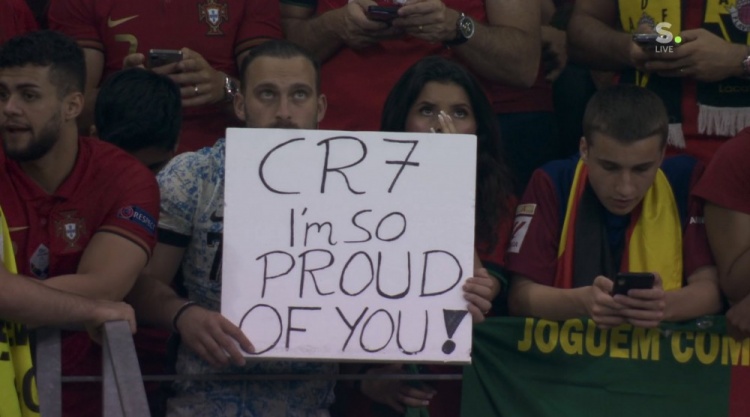 暖心！现场球迷打标语表达支持：C罗，我为你骄傲