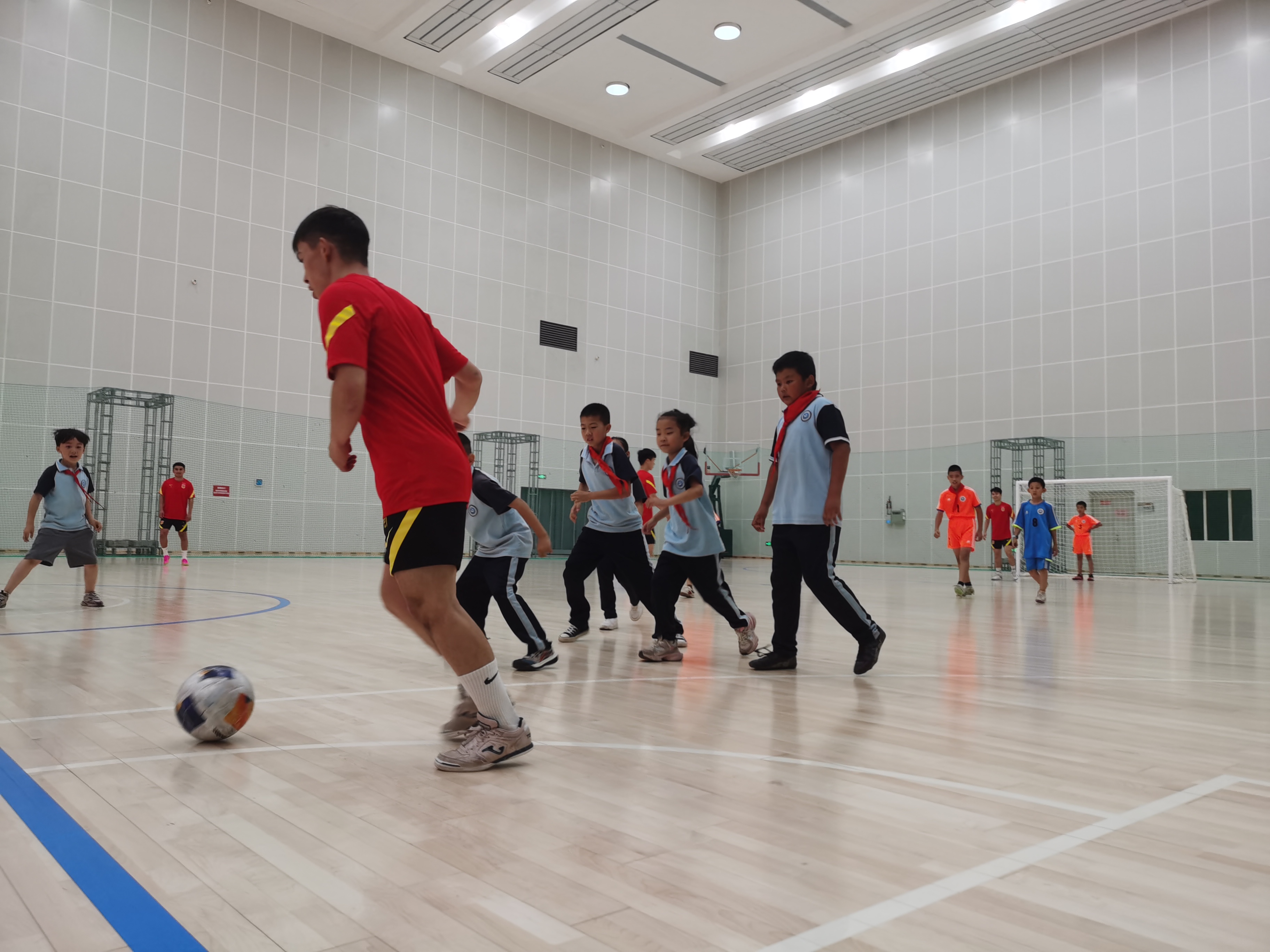 国家五人制足球队集训开放日：小学生与国足过招