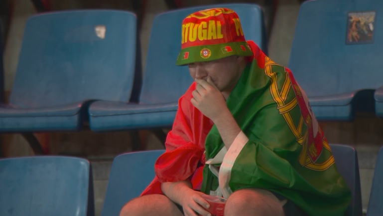 点球战出局，一葡萄牙球迷看台上痛哭