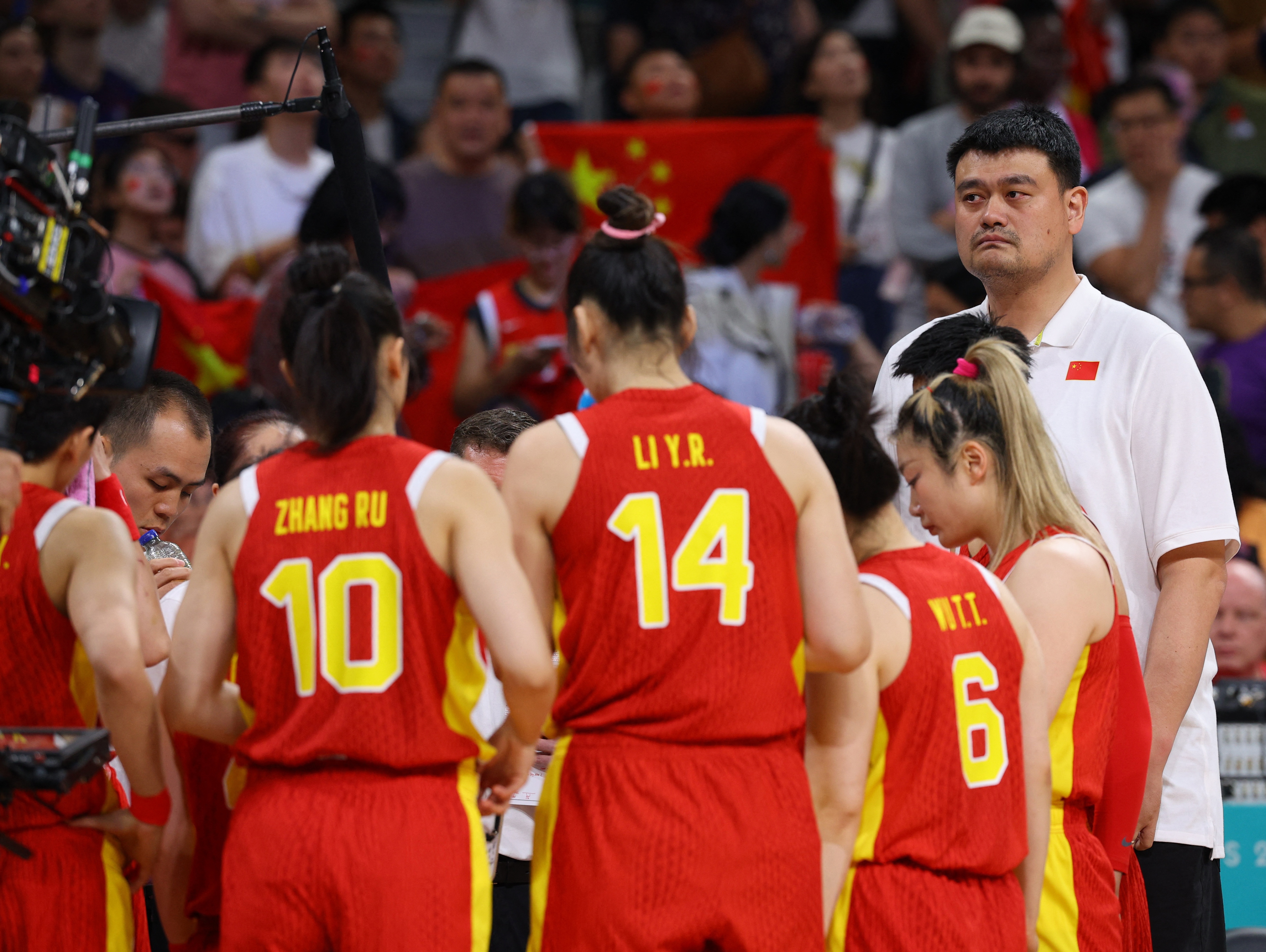 半场14个失误！中国女篮半场领先西班牙4分 李月汝10分6板